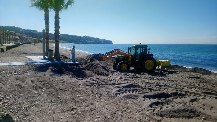El Ayuntamiento de Almuñécar se afana en la puesta a punto de las playas para Semana Santa
